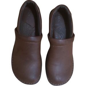 B*O*C  Leather Clogs Closed Heel 8